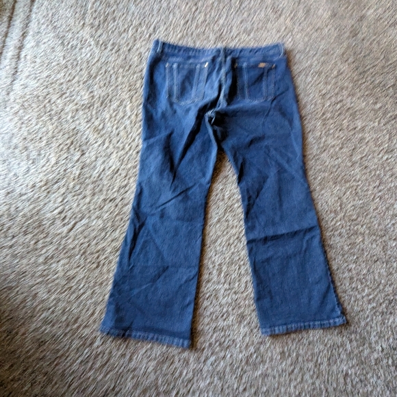 Jennifer Lopez Classic Blue Jeans - Picture 3 of 4